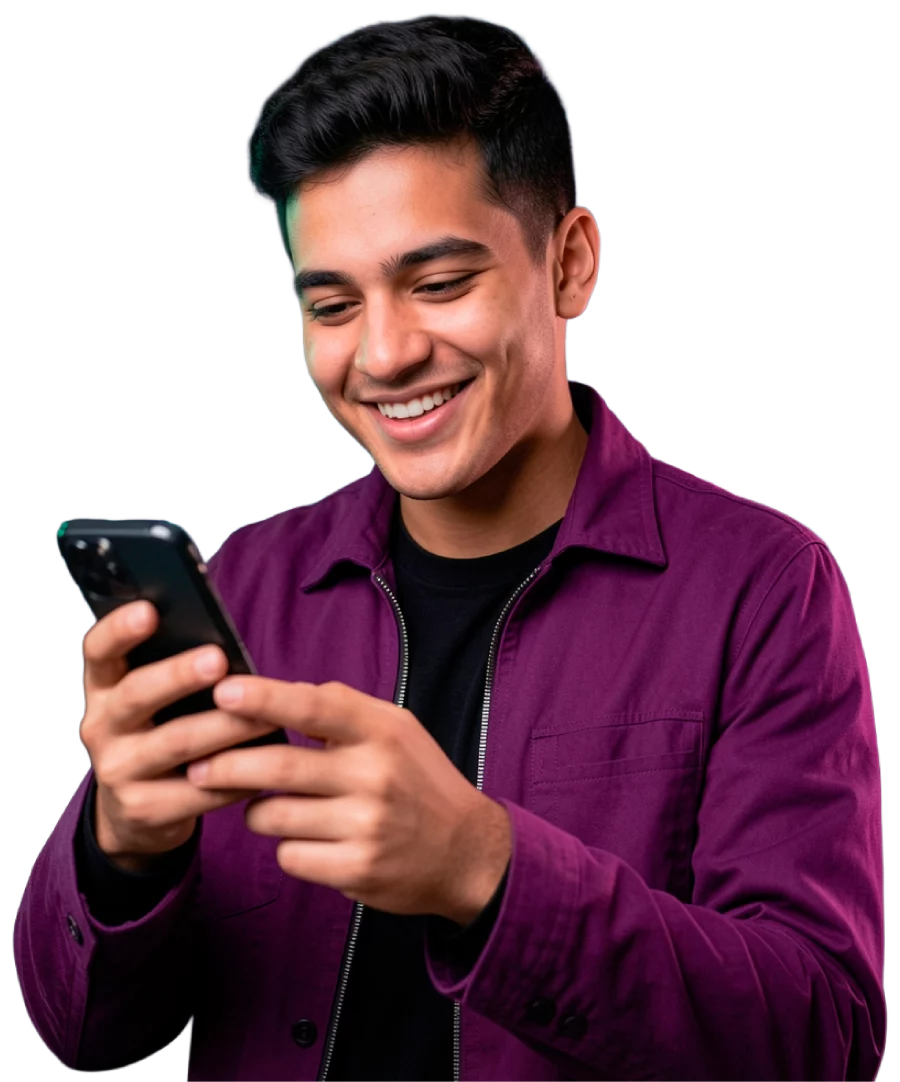 Persona consultando sus beneficios desde el celular